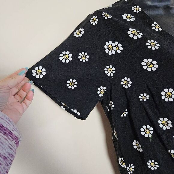 Hot Topic Daisy Skull Front Knot Top - Picture 3 of 8